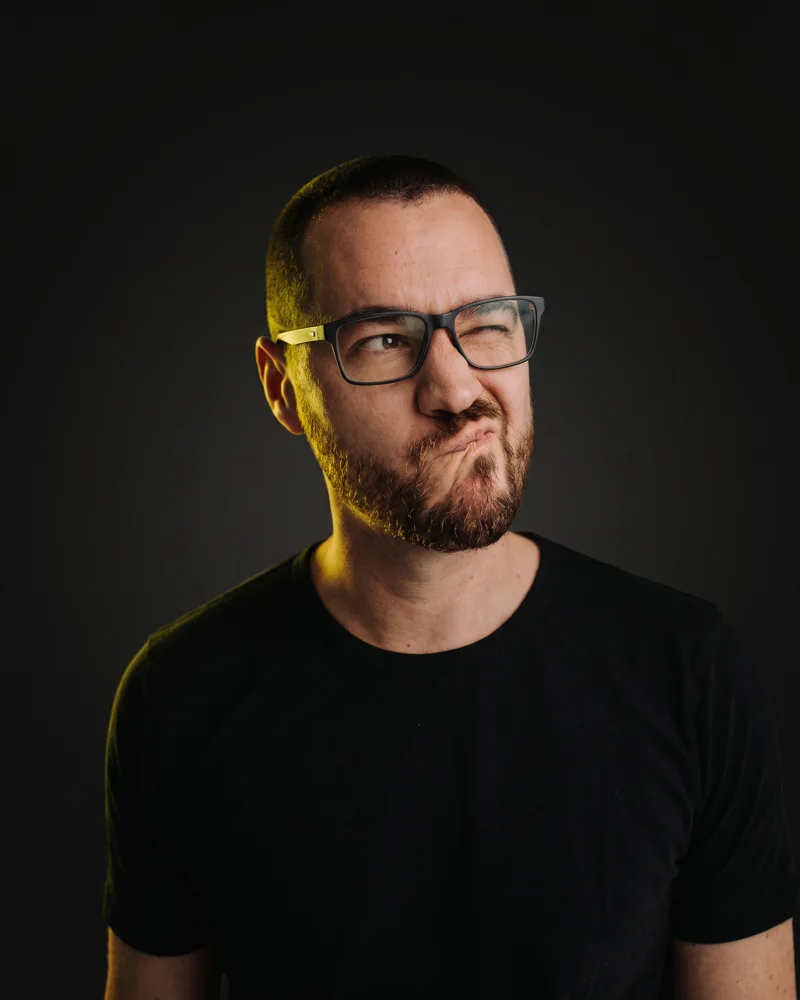 Danny Schmitt, Foto mit skeptischem Blick